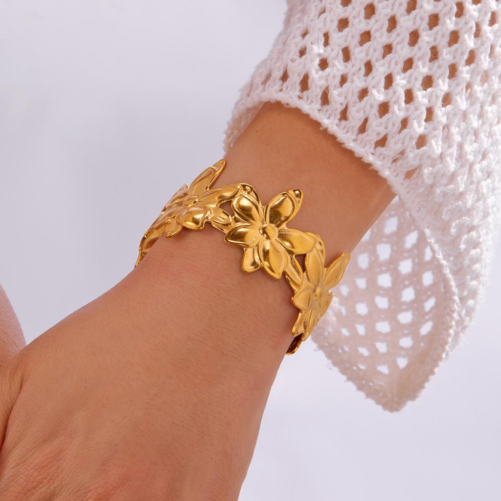 Vintage Stainless Steel Wide Cuff Bangle for Women Gold Color Starfish Flower Heart Open Chunky Exaggerated Bracelet Jewelry