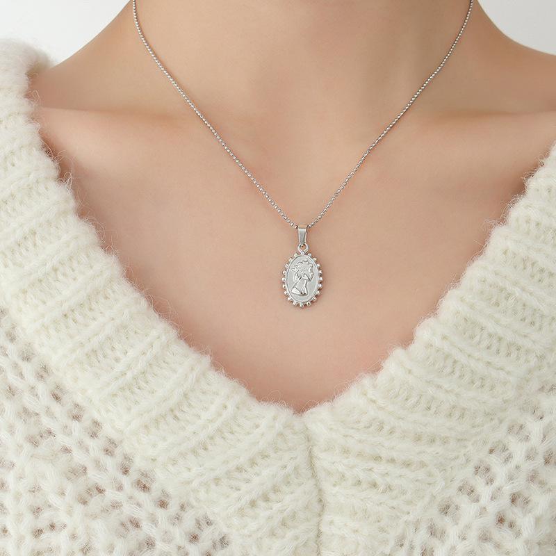 Queen Elizabeth Portrait Pendant Necklace: Elegant Titanium Steel Clavicle Chain for Women