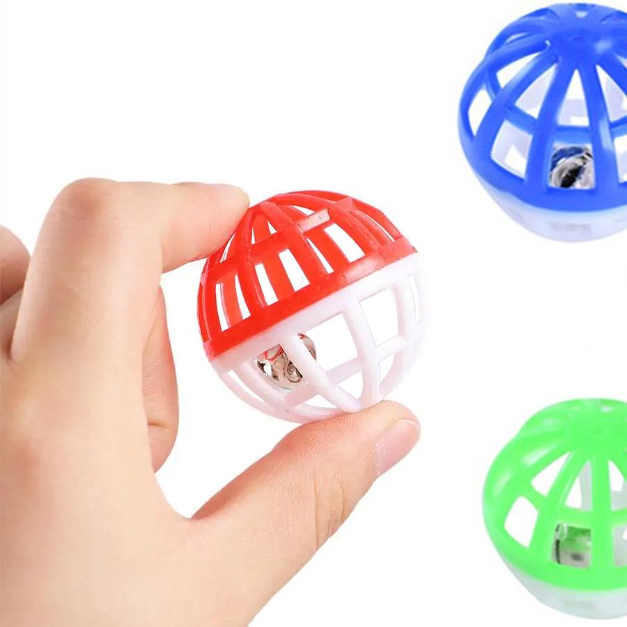 10 Stück Katzenspielzeug aus Kunststoff mit Geräuschen, runde, bunte Spielbälle mit Glöckchen und Hohlkörper