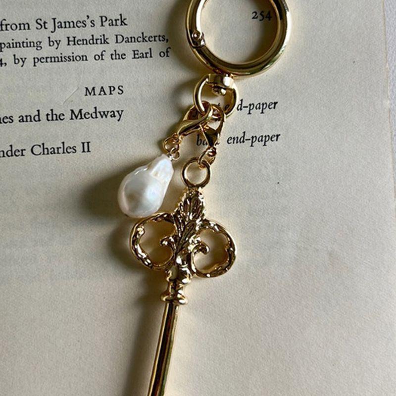 

of Lavishe Sveta Vintage Baroque Pearl Key Ring gold