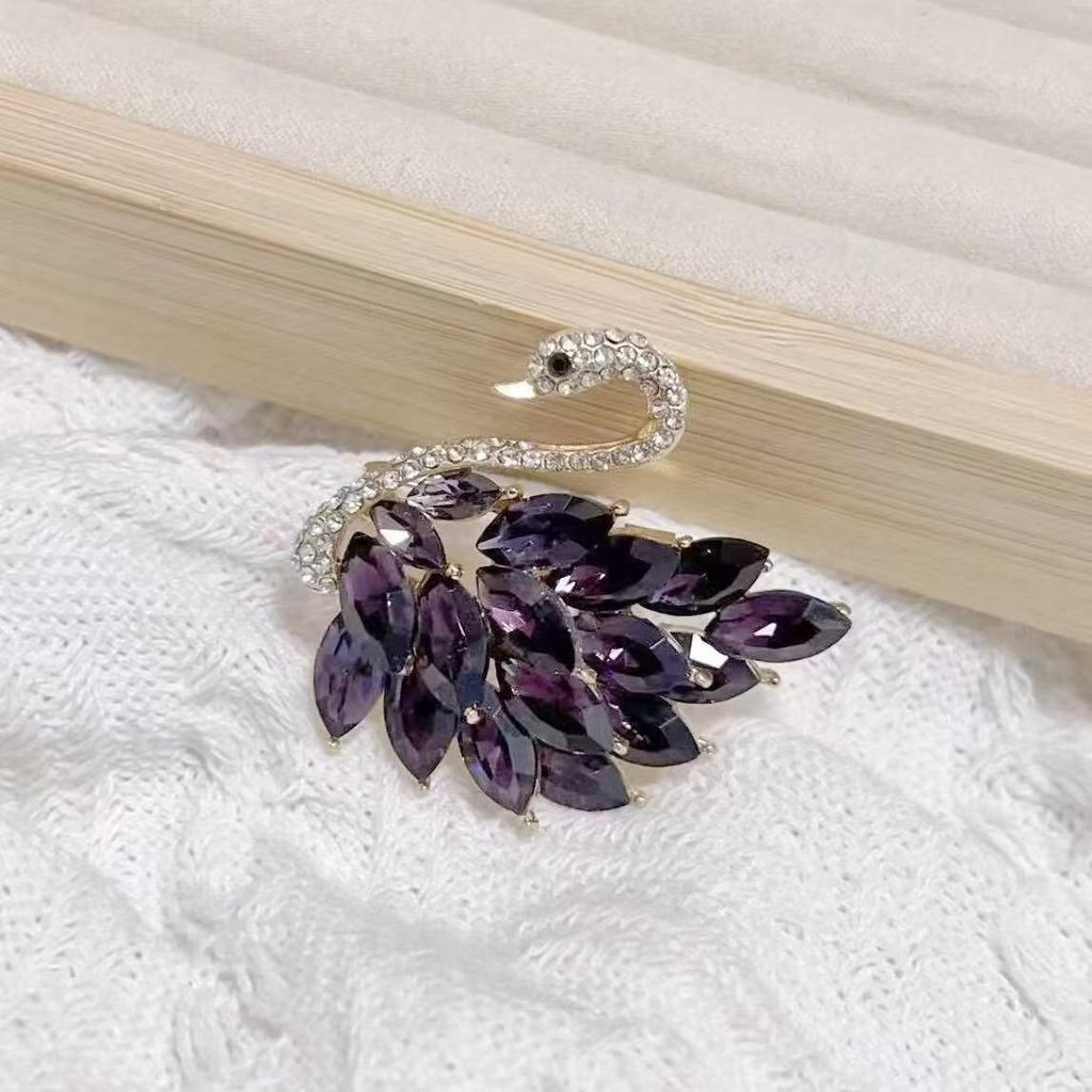 Swan Brooch: Elegant High-Quality Lapel Pin for Women