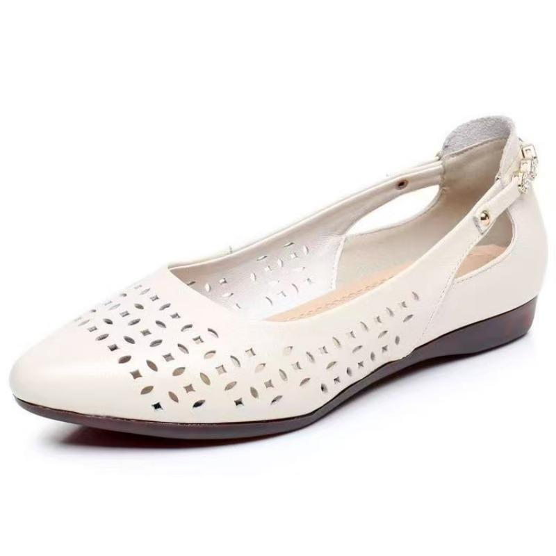 Pointed hole hole leather middle heel women's sandals spring and summer new versatile small size soft leather thick heel hollow leather shoes