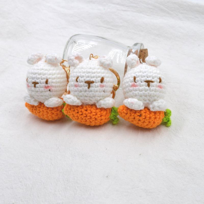 

Брелок для ключей ручной работы «Папа Кролик и морковка» — креативный подарок