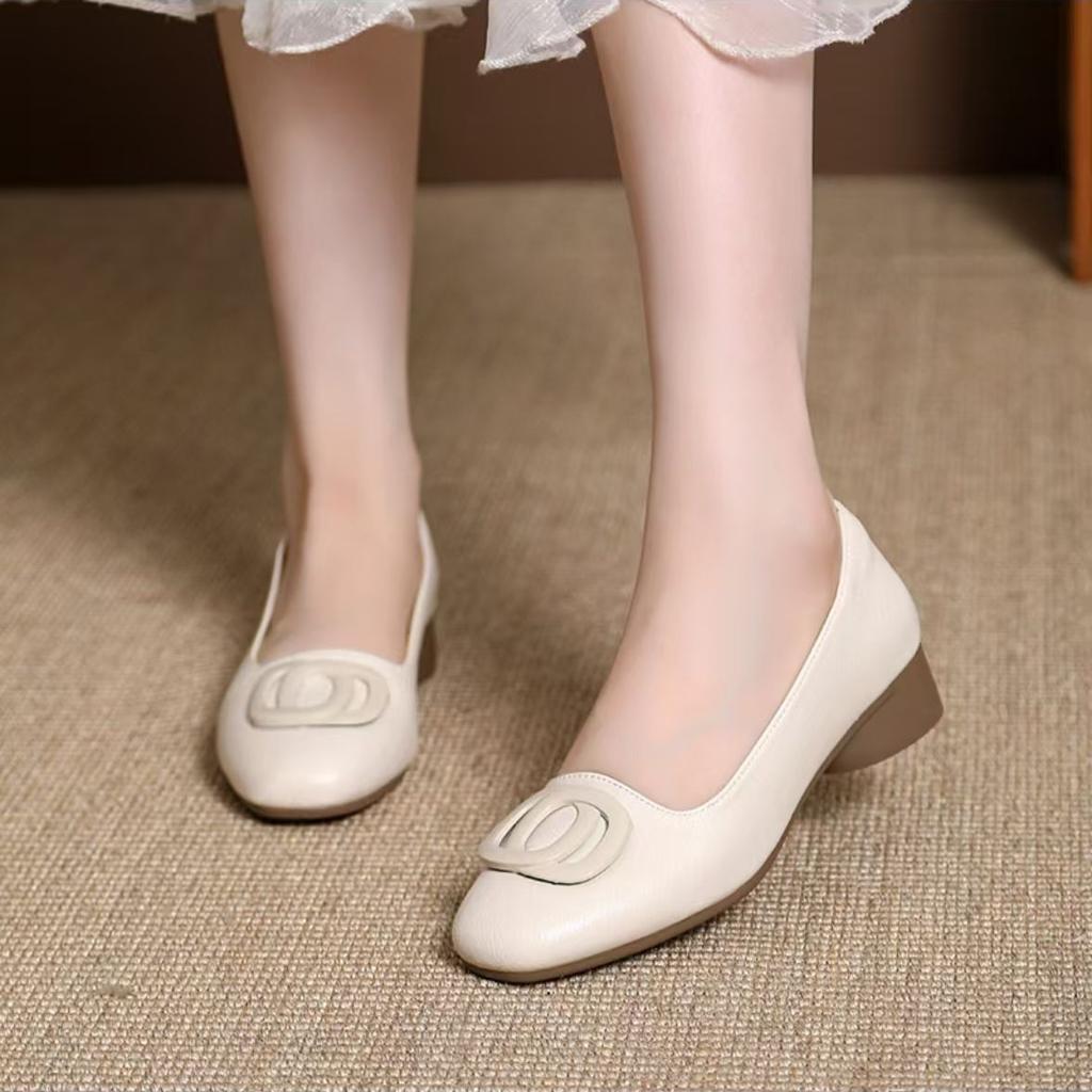 Popular square head shallow mouth single shoes women's 2025 autumn new soft leather soft sole fashionable versatile small leather shoes commuter women