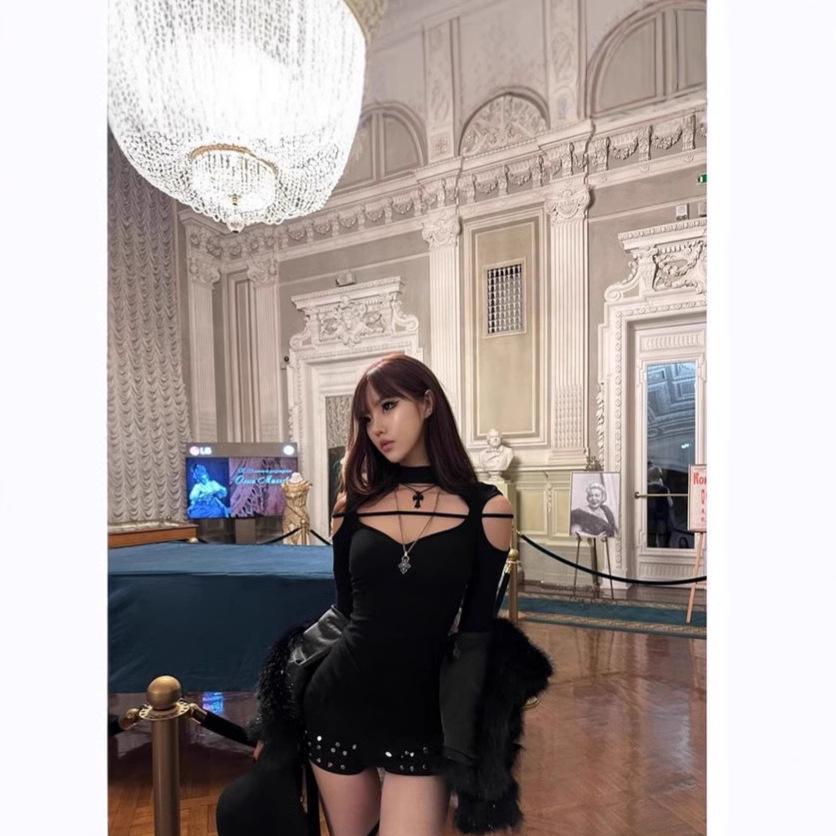 

Черная женская футболка с длинным рукавом и вырезом-халтер – новинка весны, облегающая, элегантная и сексуальная. Small чёрный