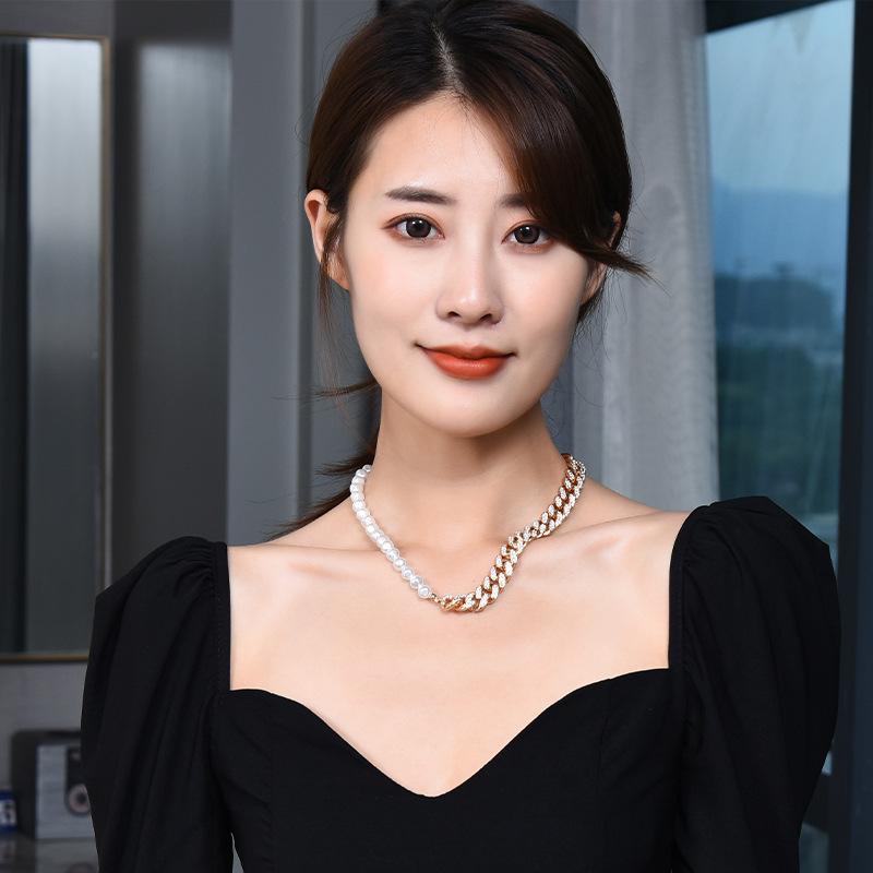 And Rhinestone Elegant Pearl Necklace For Women With Trendy Short Design Style And