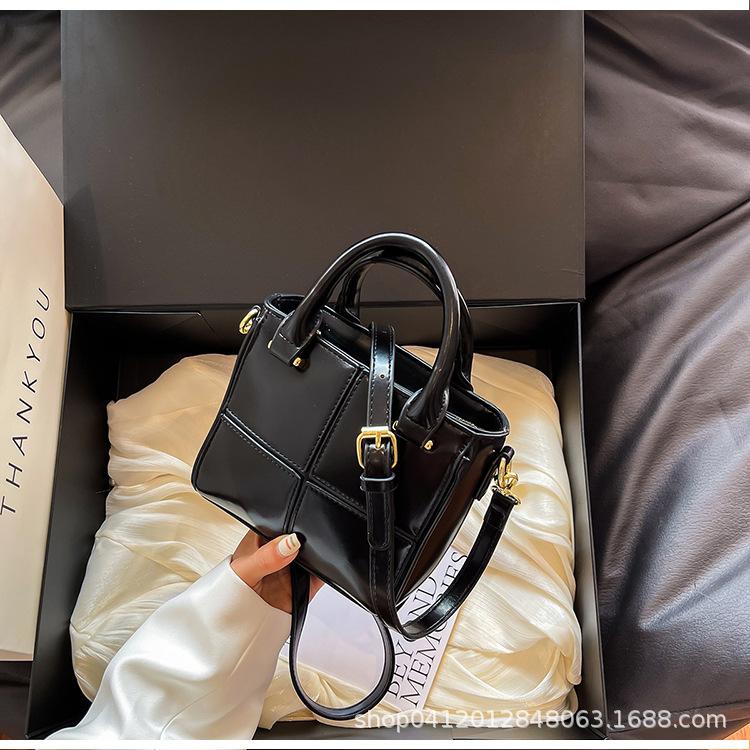 

2025 new textured square shoulder bag, premium feeling small square bag, solid color checkerboard messenger commuter bag. чёрный