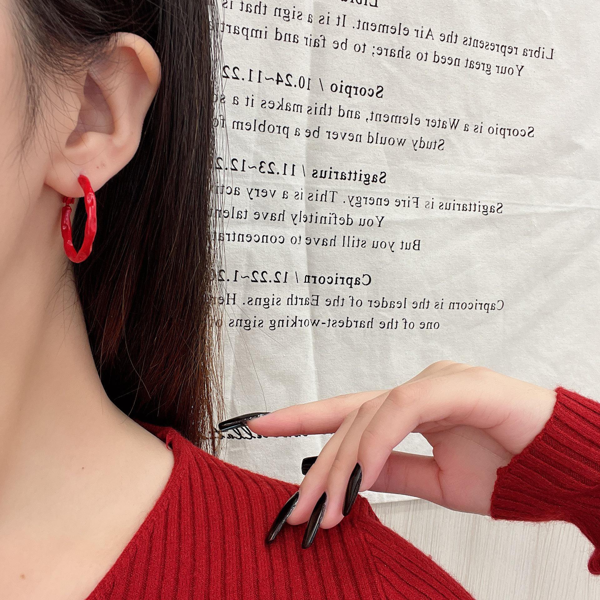 

Анкала Красный Круг Ретро Серьги: Элегантные, высококлассные универсальные аксессуары для ушей в гонконгском стиле 2.5cm hoop earrings красный