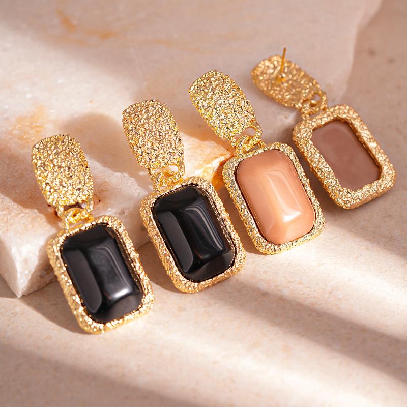 Vintage Black Resin Square Geometric Pendant Earrings for Women Fashion Metal Wrinkled Pattern Irregular Earrings Chic Jewelry