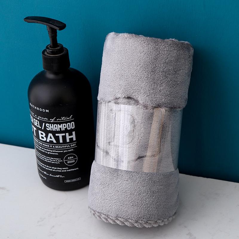 Fortykket korallfløyelshåndkle absorberer vann og er mykt for vask av ansiktet. Husholdningsklut Brodert klut Ansiktsklut