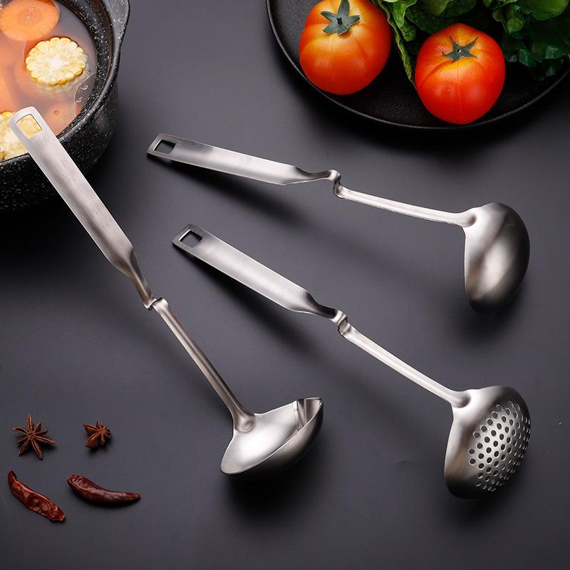 Round Skimmer Stainless Steel Colander Spoon Kitchen Gravy Oil Soup Fat Filter Fried Strainer Spoon with Long curved handle