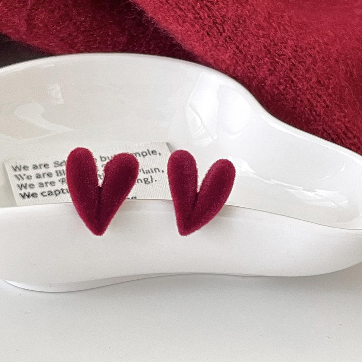 

Осенне-зимние бархатные серьги-пусеты цвета бургунди с сердечками, женские простые серьги с ощущением высокого класса, универсальные, темпераментные, модные серьги copper