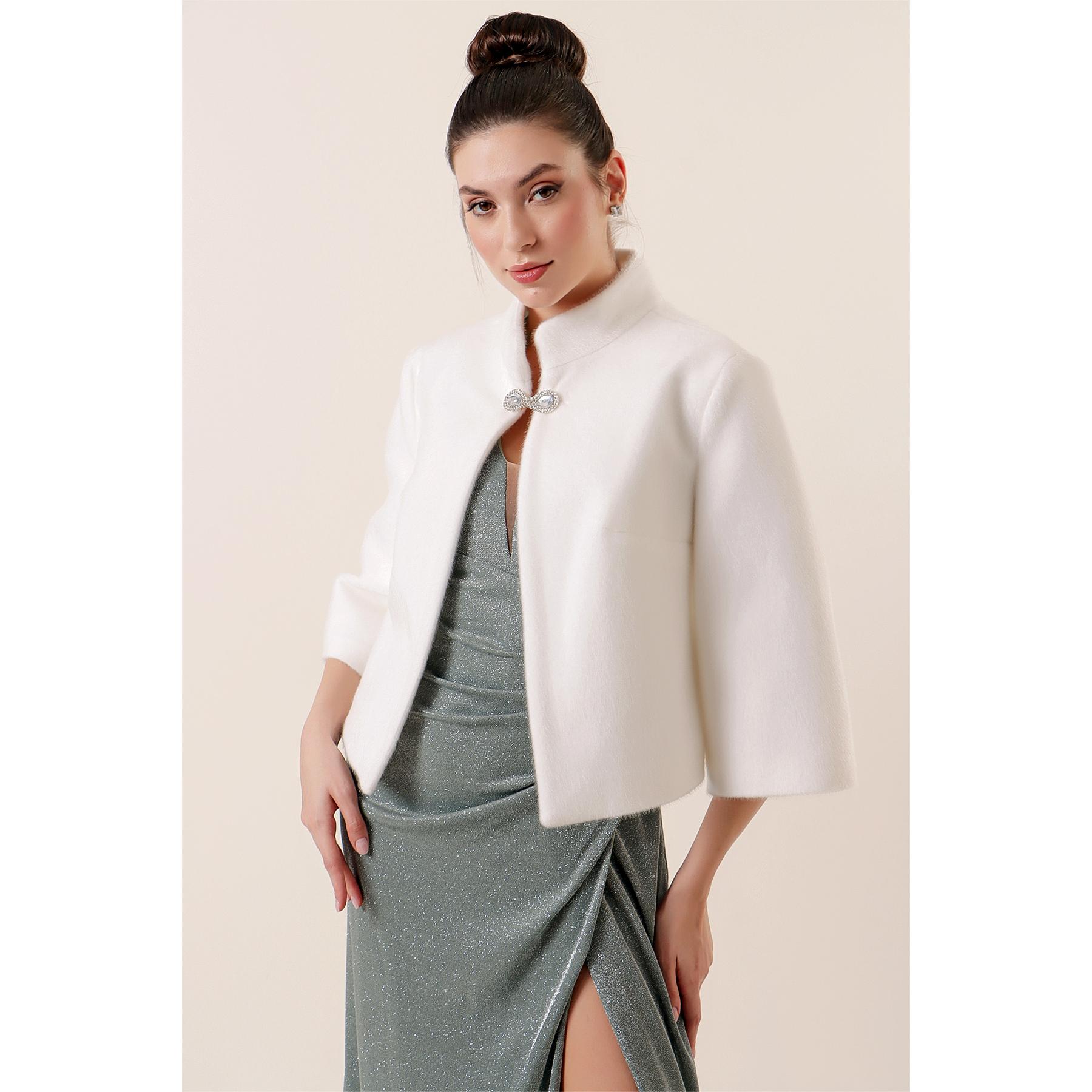 

Меховая куртка-болеро с воротником на внутренней подкладке и каменной деталью спереди XXL кремовый