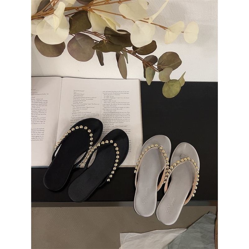 Fashion beaded 2025 summer new flat-bottomed flip-flops women's outer wear pinch slippers soft-soled non-slip beach shoes tide
