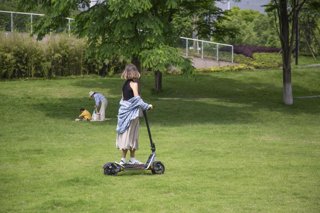 KuKirin A1 Foldable Electric Scooter, 800W Motor with 1000W Peak Power, 45km Range, Dual 140mm Disc Brakes, IPX4 Waterproof, LED Screen