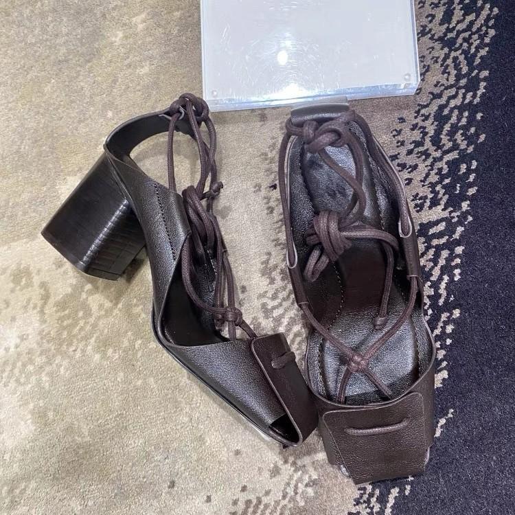 Niche retro straps hollow high-heeled sandals women's new summer thick-heeled bag head Roman sandals