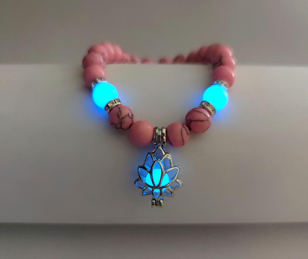Náramek s tyrkysovými korálky Buddhy - Svítící náramek s energií lotosu a sanskrtským designem pro jógu a meditaci