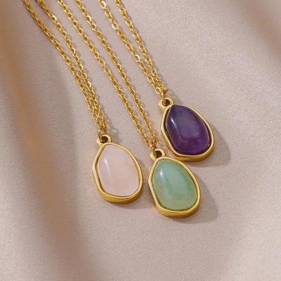 Collana con ciondolo geometrico verde fresco europeo e americano: Catena per clavicola in acciaio al titanio placcato oro 18 carati per donna