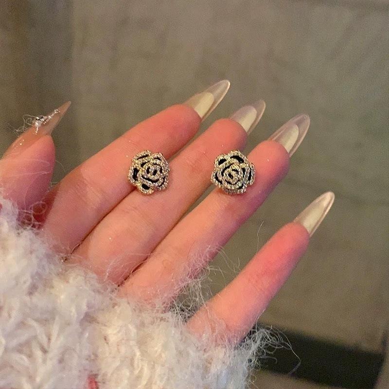 New 111 silver needle French retro camellia stud earrings, simple and compact earrings temperament advanced sense Internet celebrity earrings