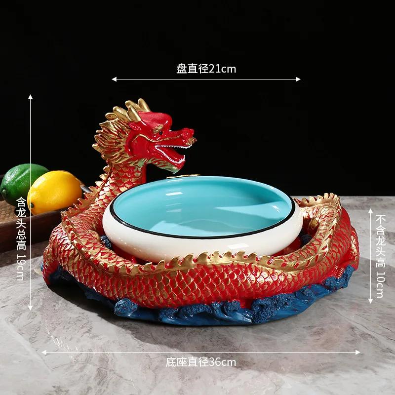 

В отеле Panlong есть столовые приборы с сухим льдом, ресторан с говяжьим рагу в форме лодочки, креативная расстановка тарелок и художественные блюда.