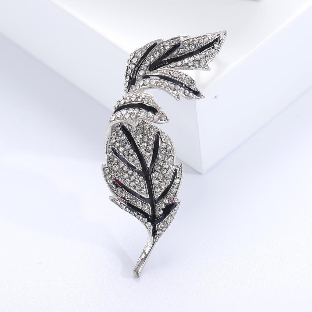 Stylová vintage brož s diamantovým listem a javorovým listem, moderní oděvní doplněk pro dojíždějící.