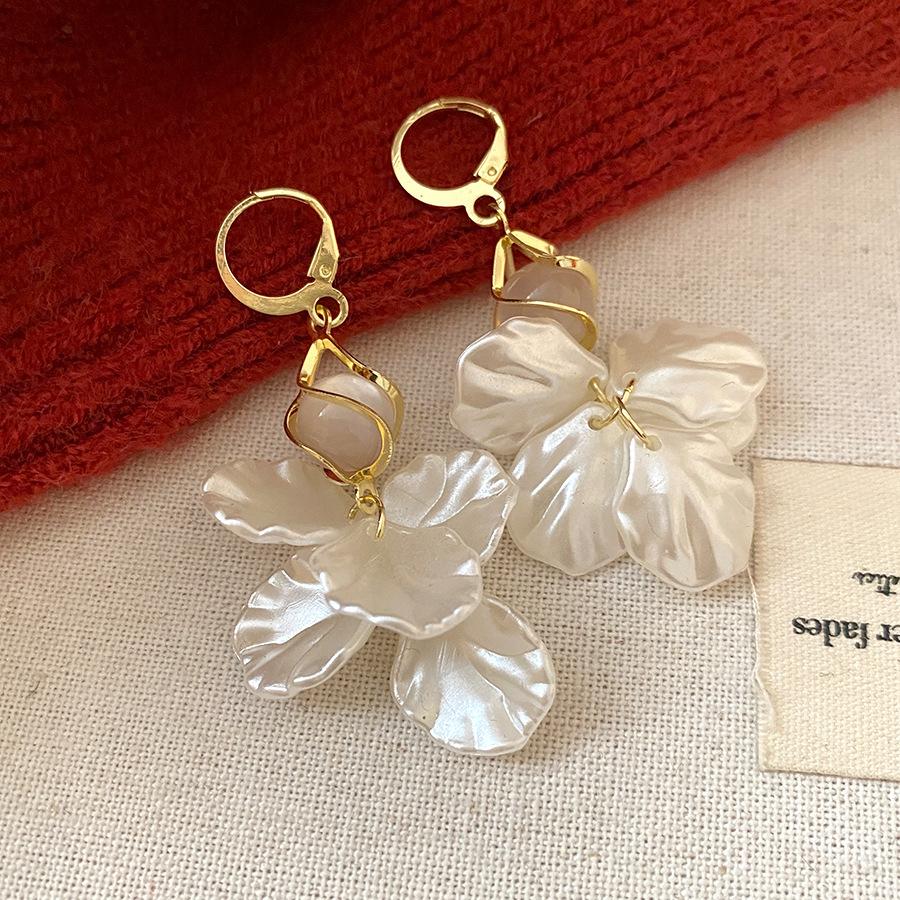 

French retro pearl petal fringed ear buckle autumn and winter new simple fashion earrings light luxury high-end earrings women