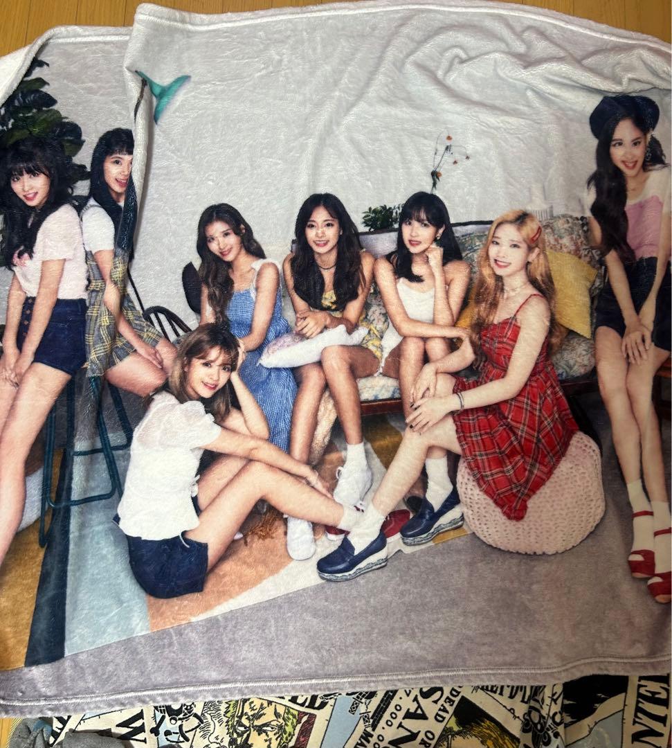 

[USED] TWICE Blanket