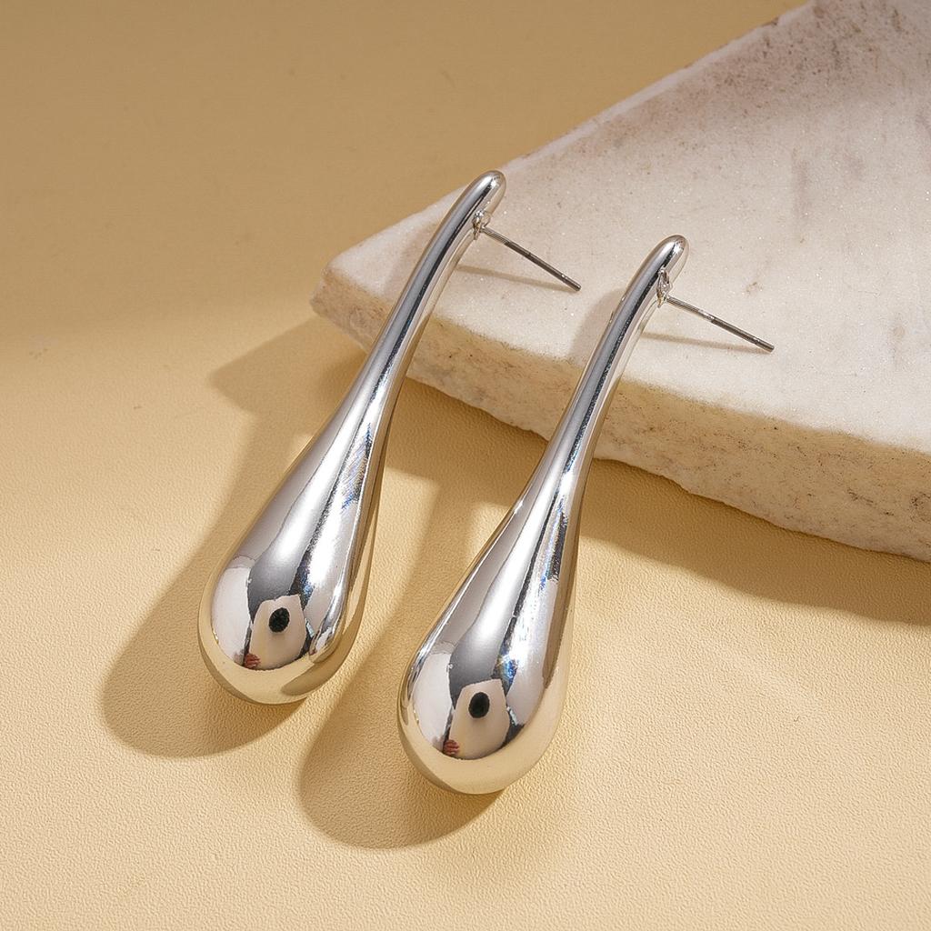 European and American metal style oval hollow chain earrings light luxury high-end stud earrings personalized niche earrings women