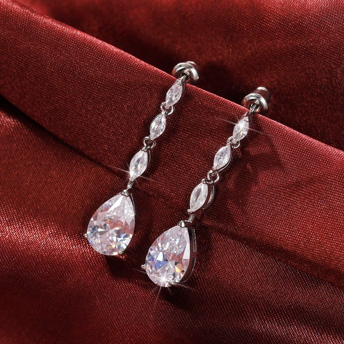 

1 Pair of Fashionable and Versatile Pear Shaped Water Droplet Design with A Light Luxury Style and High-end Earrings срібний