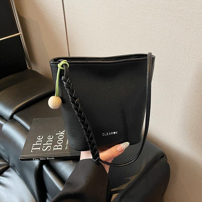 Retro Underarm Bag Women's 2025 New Simple High-end Niche Bucket Bag Fashionable and Popular Shoulder Bag