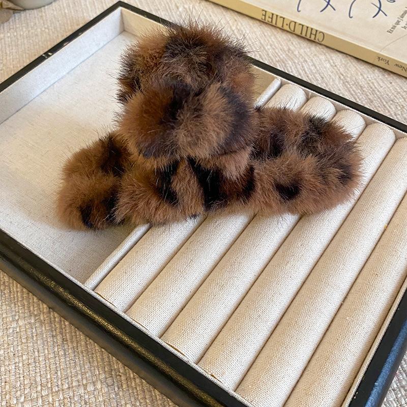 1pc Plush Leopard Print Claw Clip, Exquisite Rear Scalp Hairdressing Shark Clip, Large Size Hairip for Thick Hair.