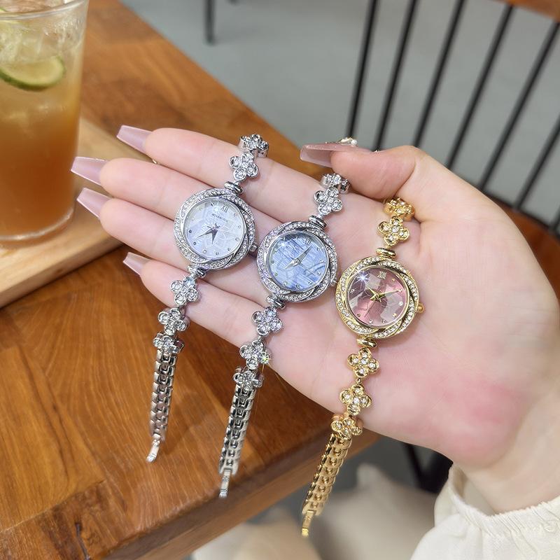 Light Luxury Diamond-encrusted Women's Watch Niche Design Fritillary Four-leaf Clover Bracelet Watch High-end Fashion Quartz Watch