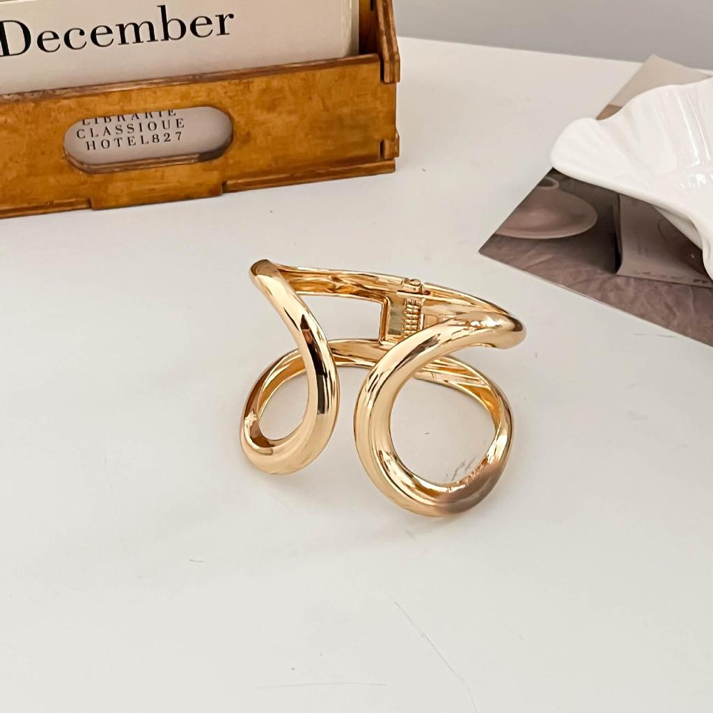 Interlocking Ring Open Bangle - European & American Light Luxury Design for Women