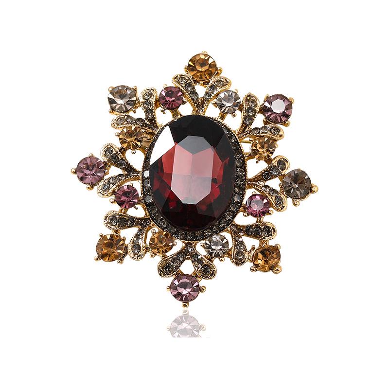 Elegant Retro Crystal Floral Brooches: European & American Vintage-Style Gilded Pins for Women.