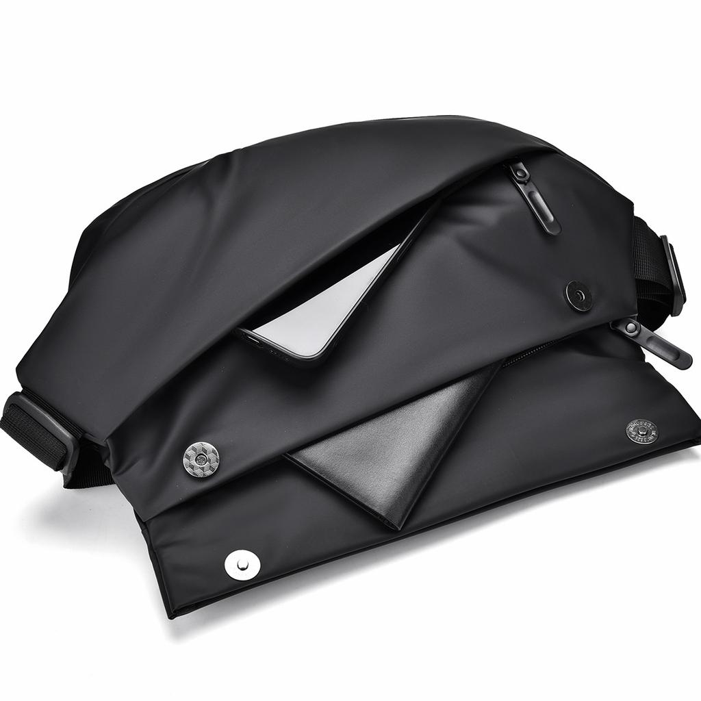 Trendige wasserdichte Herren-Motorrad-Crossbody-Tasche Brusttasche Multifunktionale Brusttasche Magnetische Saugkraft Mehrkomponenten-Tasche