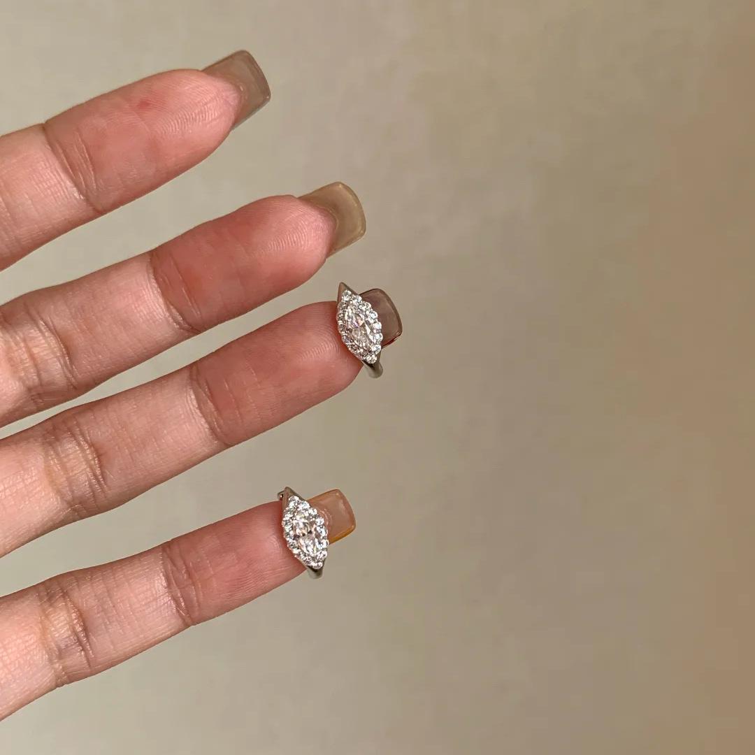 

2026 Simple and Versatile Super Flash Small Golden Bean Zircon Ear Buckle Women s Light Luxury High-end Sense Fashion Trend Horse s Eye Diamond