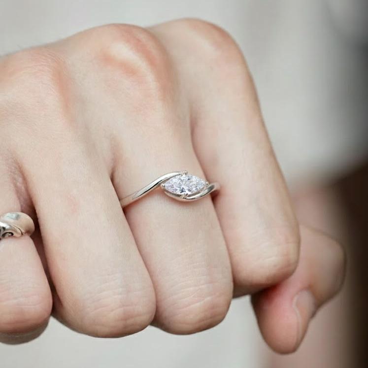 Ins Trendy Female 18k Gold Plated Wedding Ring 925 Sterling Silver 1 Carat Marquise Cut 5*10mm Twisted Moissanite Ring for Women