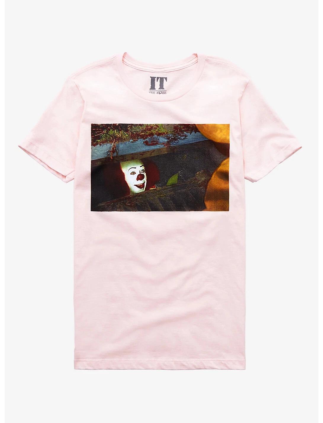

IT Movie Mens Pennywise Peeking From Sewer Cover Pink Shirt New XS-2XL M