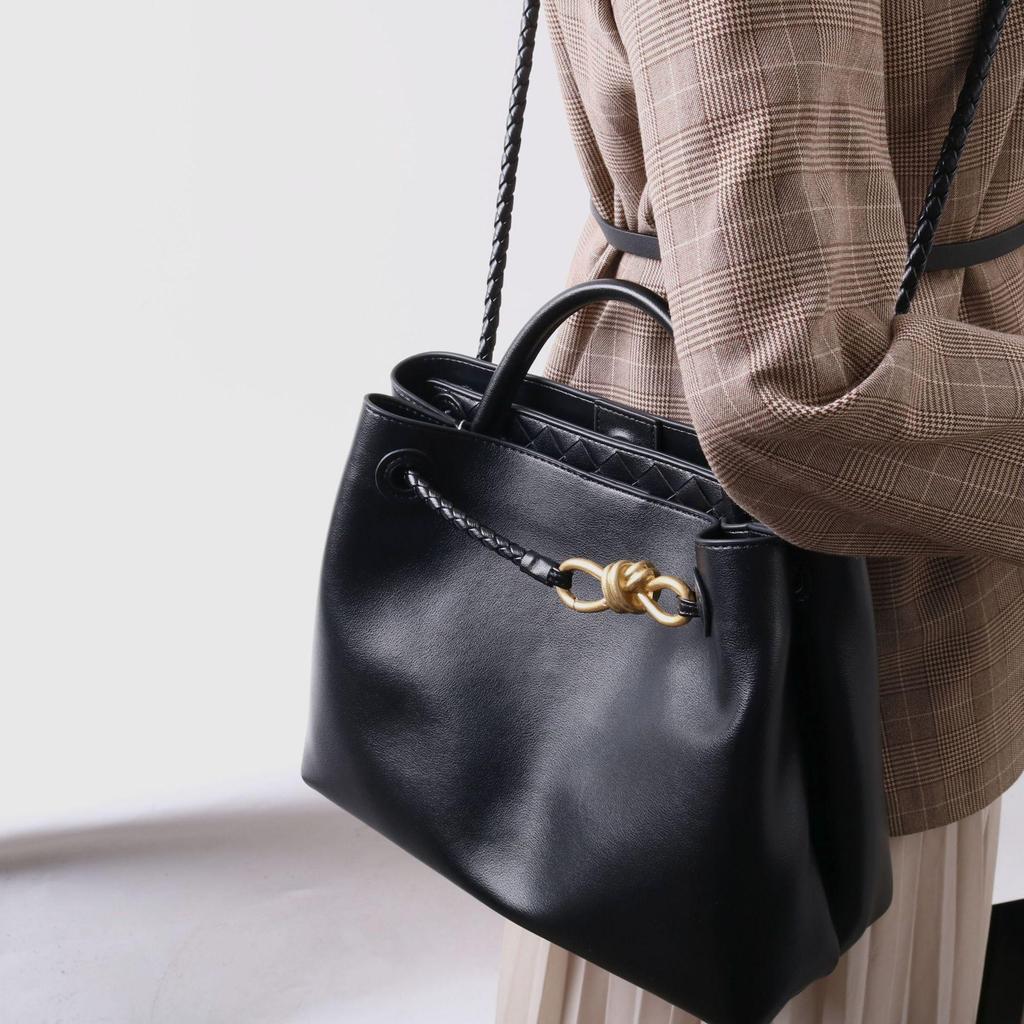 2025 Kabelka z pravé kůže: Vysoce kvalitní hovězí kůže, kovová provazová přezka, všestranná taška přes rameno