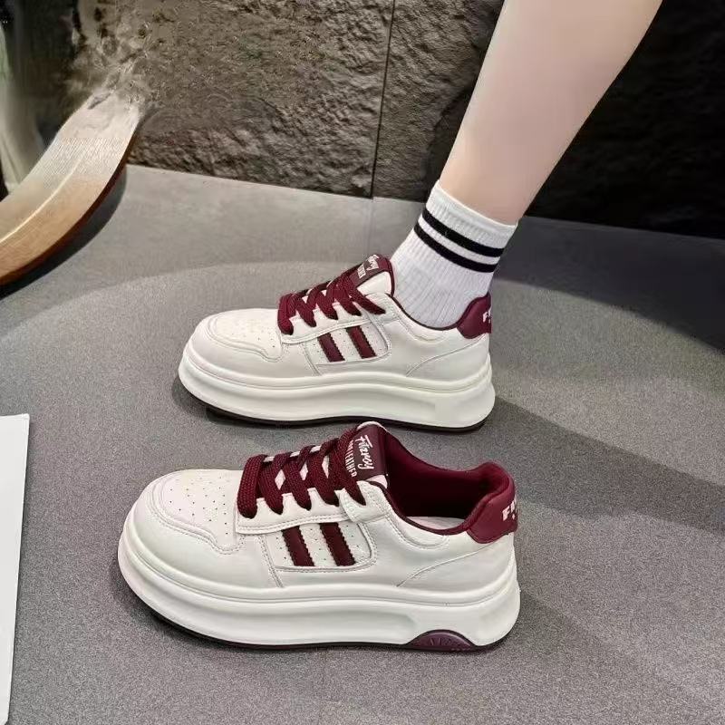 In the early spring of this year, the new muffin casual board shoes are non-slip shoes, and the purchase of thick soles increases