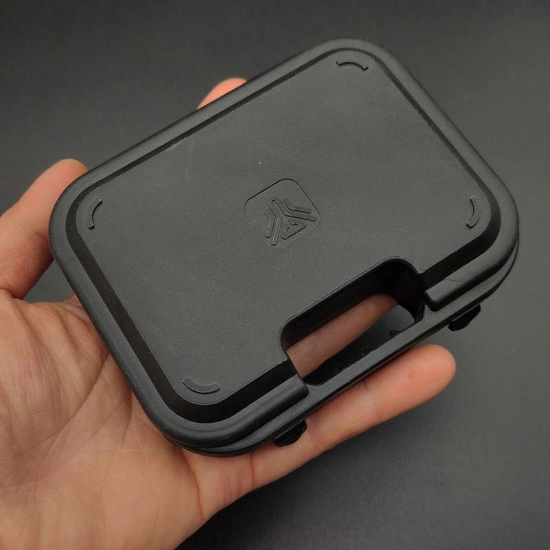 

1:Брелок для ключей в виде модели пистолета, пластиковый кейс, миниатюрный пистолет из сплава, чемодан, черная пластиковая коробка 1:3 Игрушечный пистолет Пластиковый чемодан Аксессуар