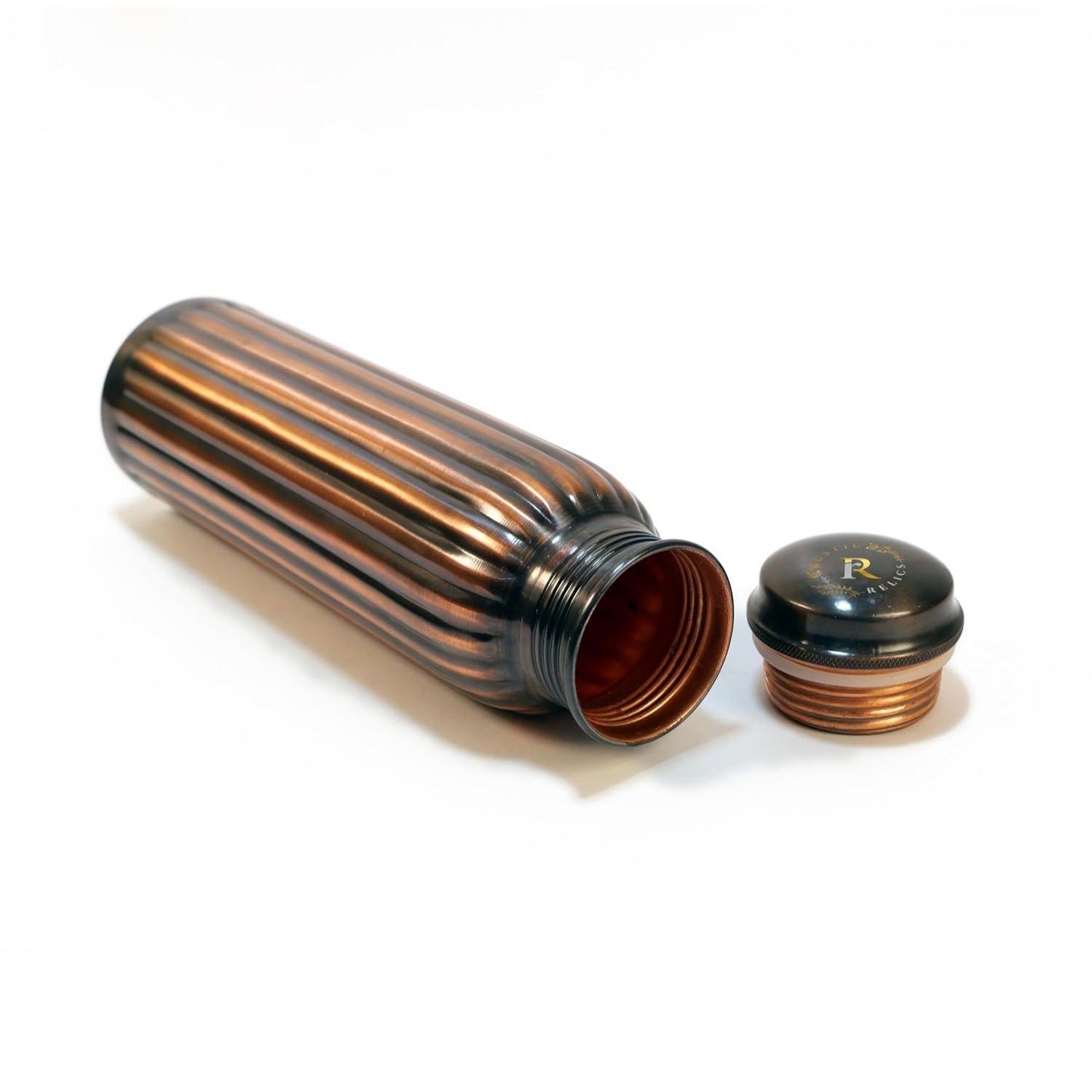 

Бутылка для воды из чистой меди - 1 л Ручная работа | Античный дизайн с веревкой и герметичной крышкой | Аюрведическая медь для пользы здоровью | Изготовлена из нетоксичного металла