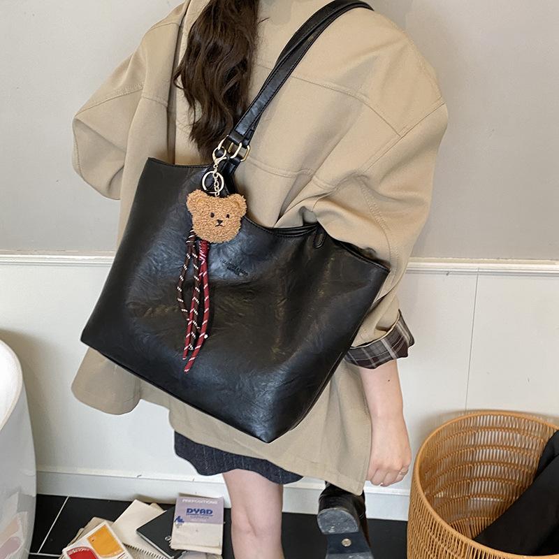 Large-capacity retro bag women's autumn and winter 2025 new versatile simple shoulder bag popular commuter tote bag this year