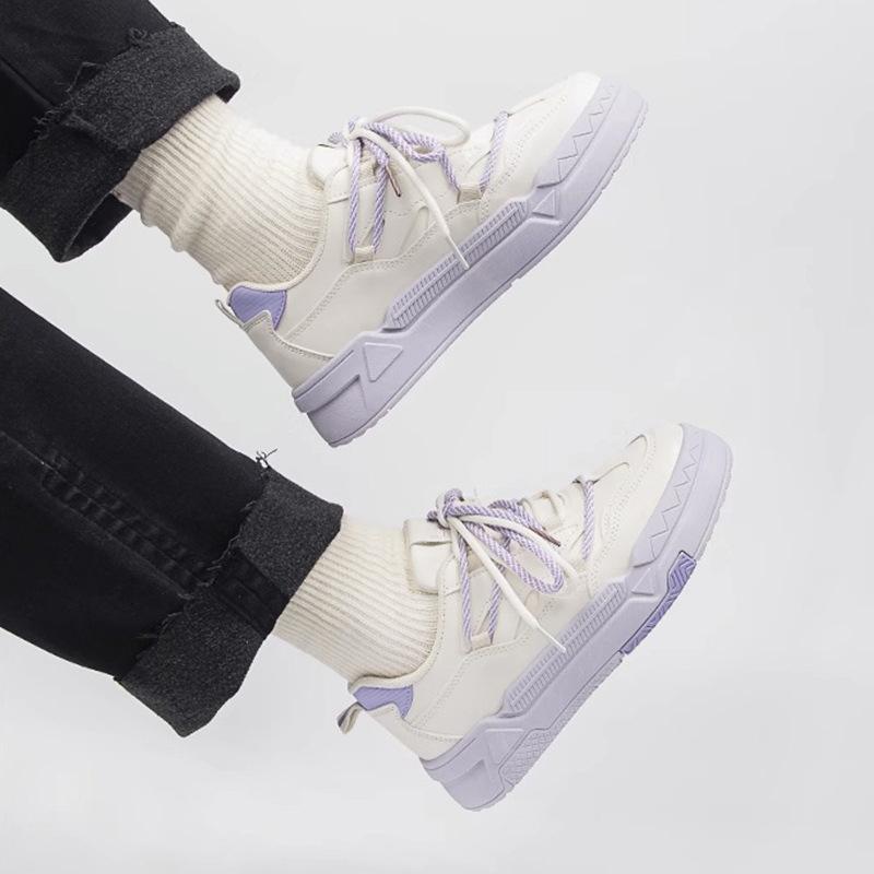 Повседневная женская обувь. Новые белые туфли на платформе. Женская подходящая юбка — фото 2