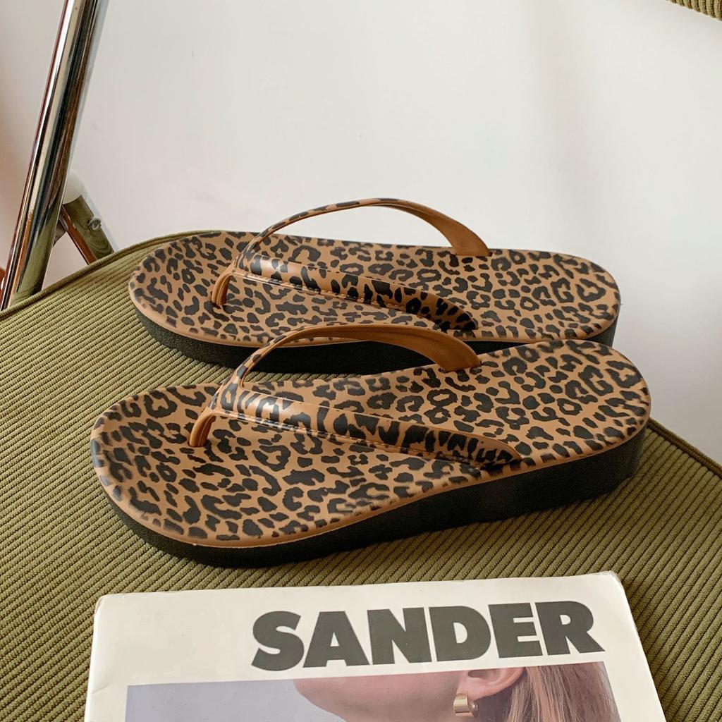 Women's Wedge Shoes 2025 Summer New Leopard Outdoor Breathable Flip Flops Comfortable Non Slip Soft Sole Beach Flats
