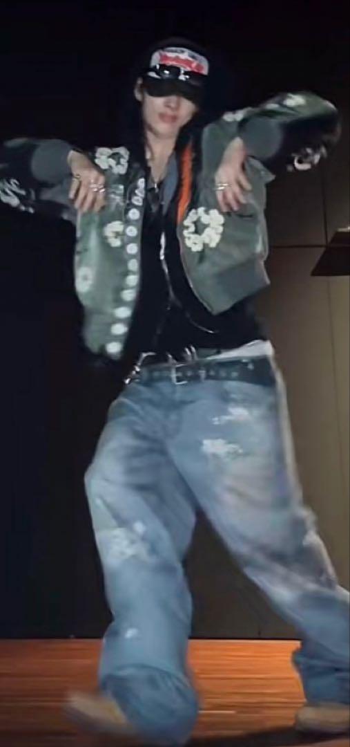 

[USED] enhypen Niki wears distressed denim pants