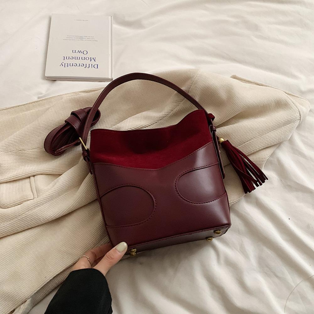 

Сумка-хобо с кисточками и подвеской, однотонная сумка-тоут, простая сумка-ведро из искусственной замши, для путешествий вино красного