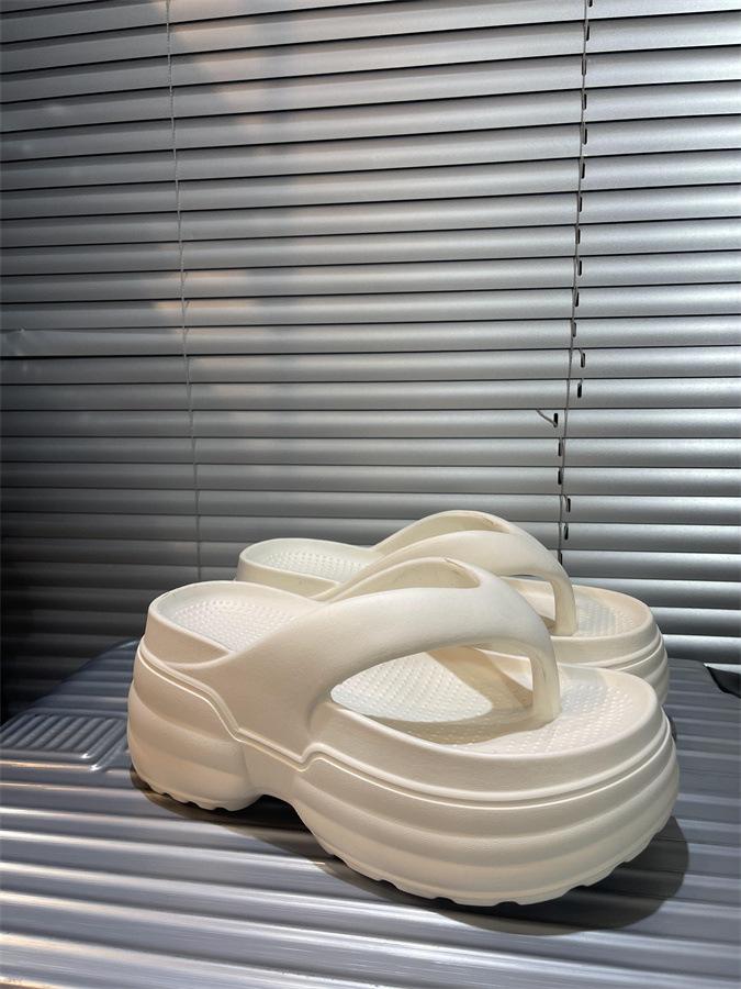 New summer thick-soled flip-flops women's summer thick-soled cool slippers