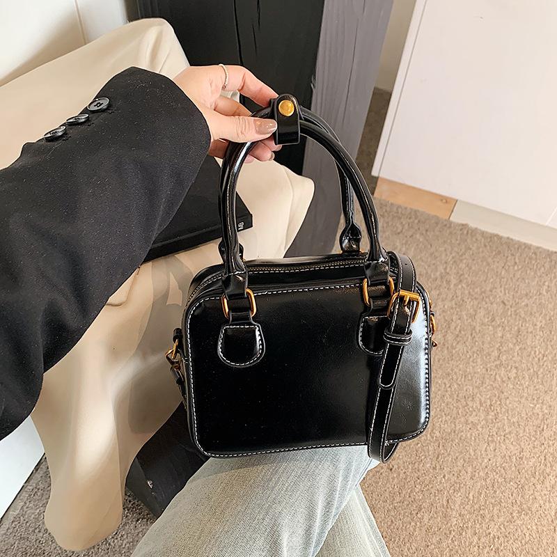 Retro Niche Bag Women's 2025 New Autumn and Winter Versatile Messenger Bag High-end Fashion Portable Small Square Bag