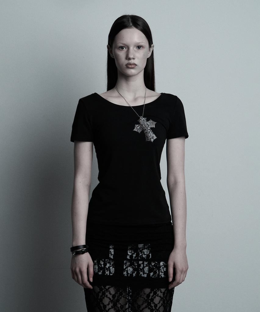 ILLIO Black-Python Cross Necklace T-Shirt